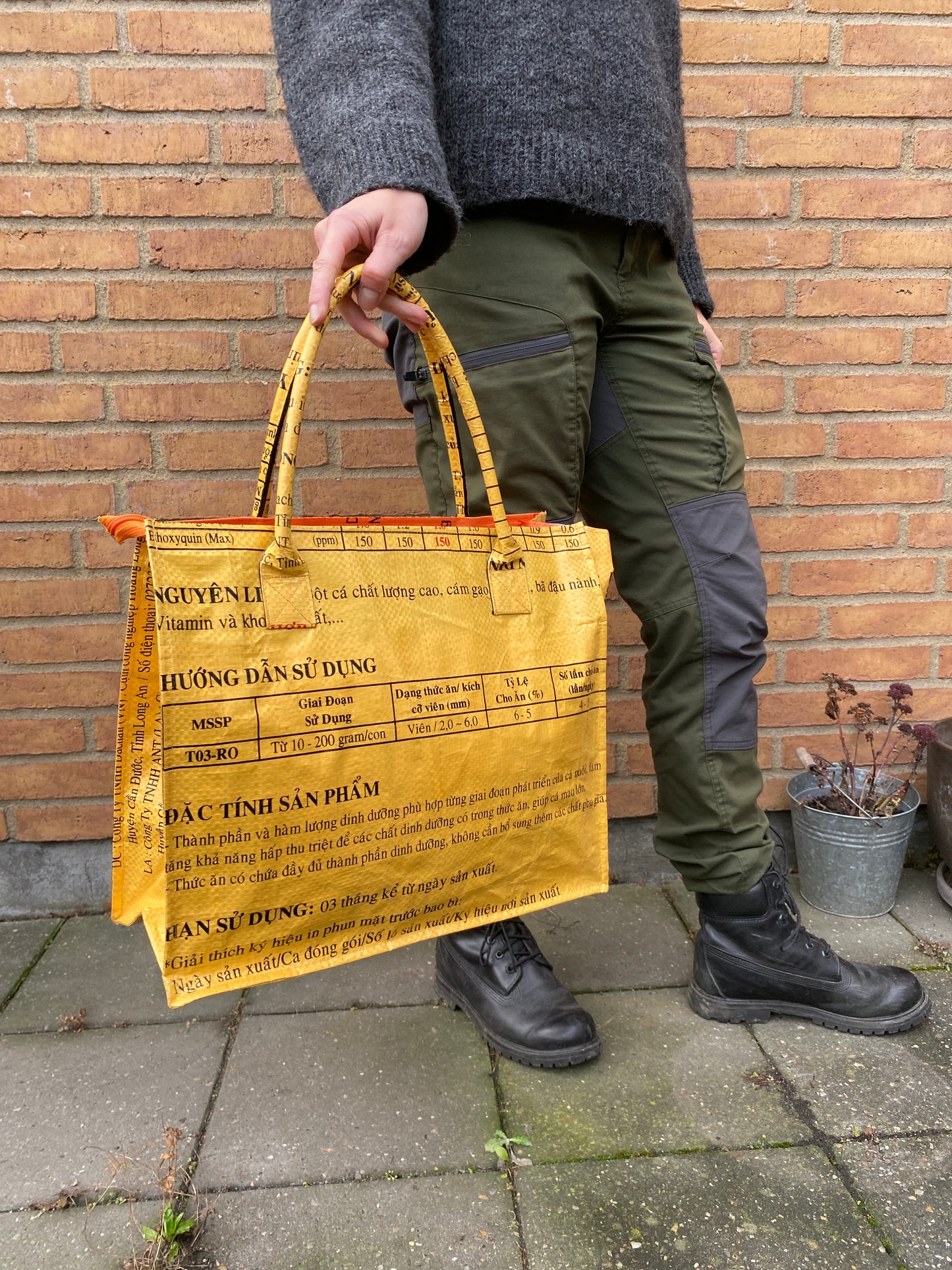 Indkøbstaske i genbrugte materialer