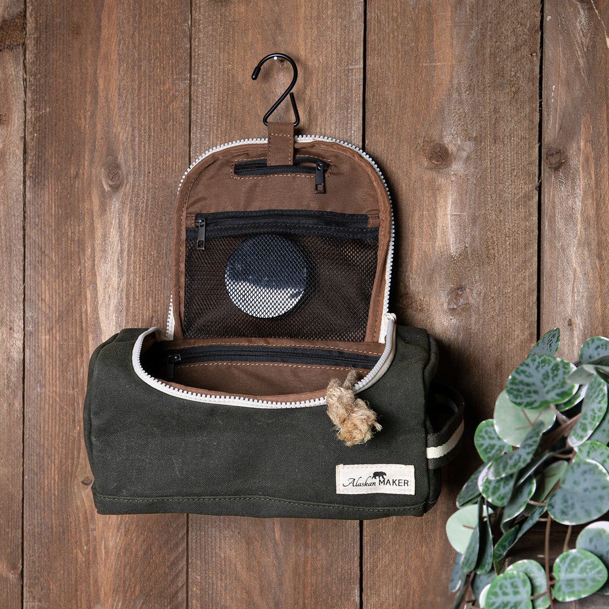 Kenai toilettaske fra Alaskan Maker voksbehandlet canvas genbrugte plastflasker