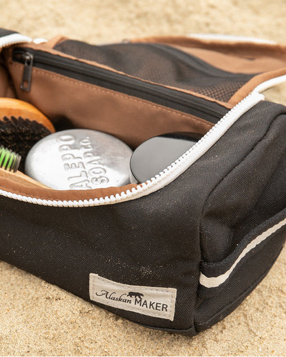 Kenai toilettaske fra Alaskan Maker voksbehandlet canvas genbrugte plastflasker