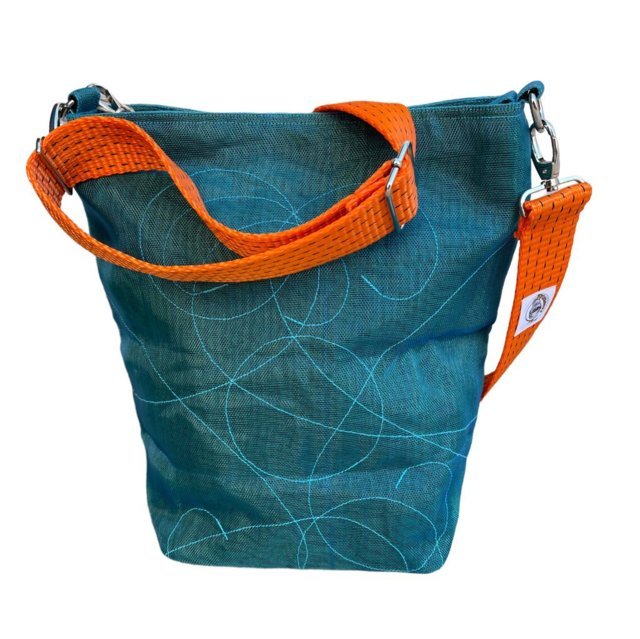 Skuldertasken fra Beadbags kombinerer udtryksfuldt design og superlette myggenet materialer. Hver taske er et unikt stykke upcycling af myggenet. Materialer og produktion er genbrug, vegansk og håndlavet.