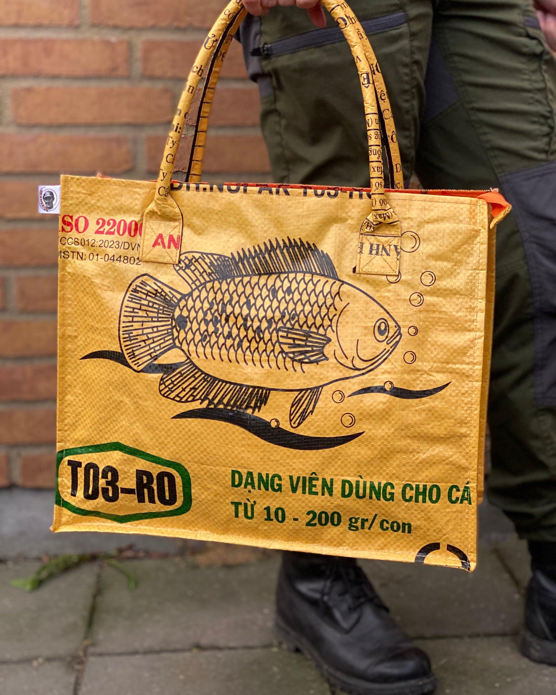 Indkøbstaske i genbrugte materialer