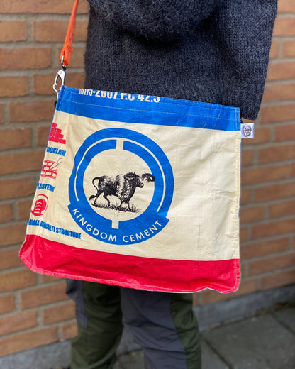 Skuldertaske i genbrugte materialer