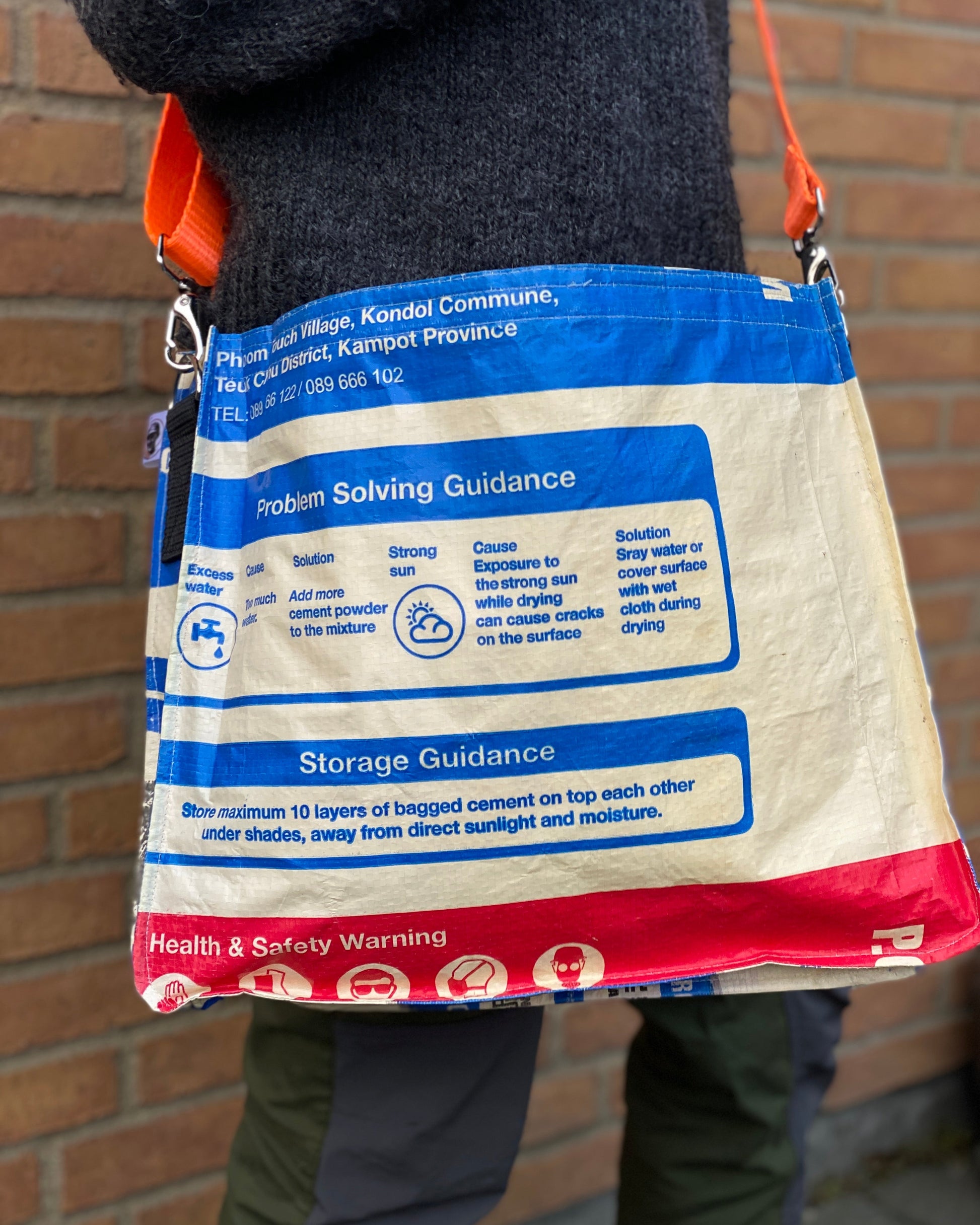 Skuldertaske i genbrugte materialer