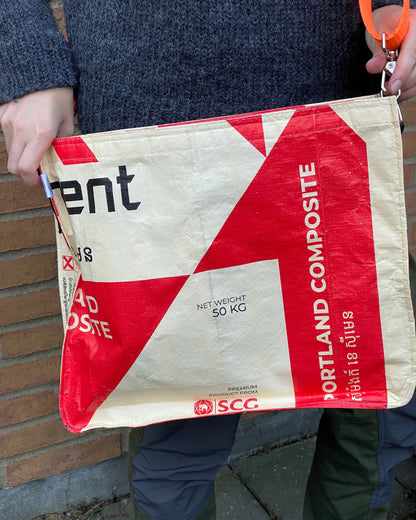 skuldertaske i genbrugte materialer