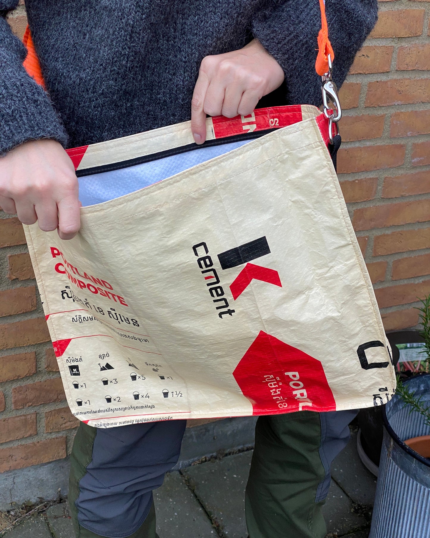 skuldertaske i genbrugte materialer