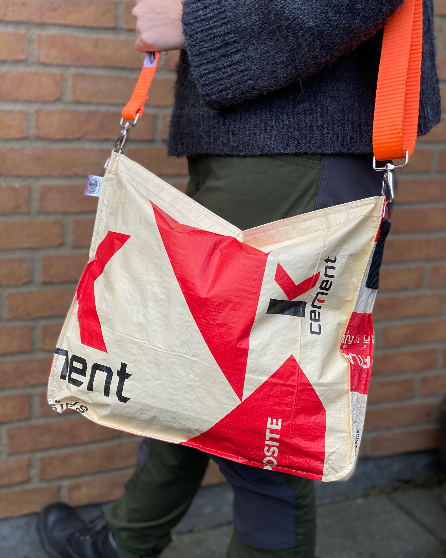 skuldertaske i genbrugte materialer