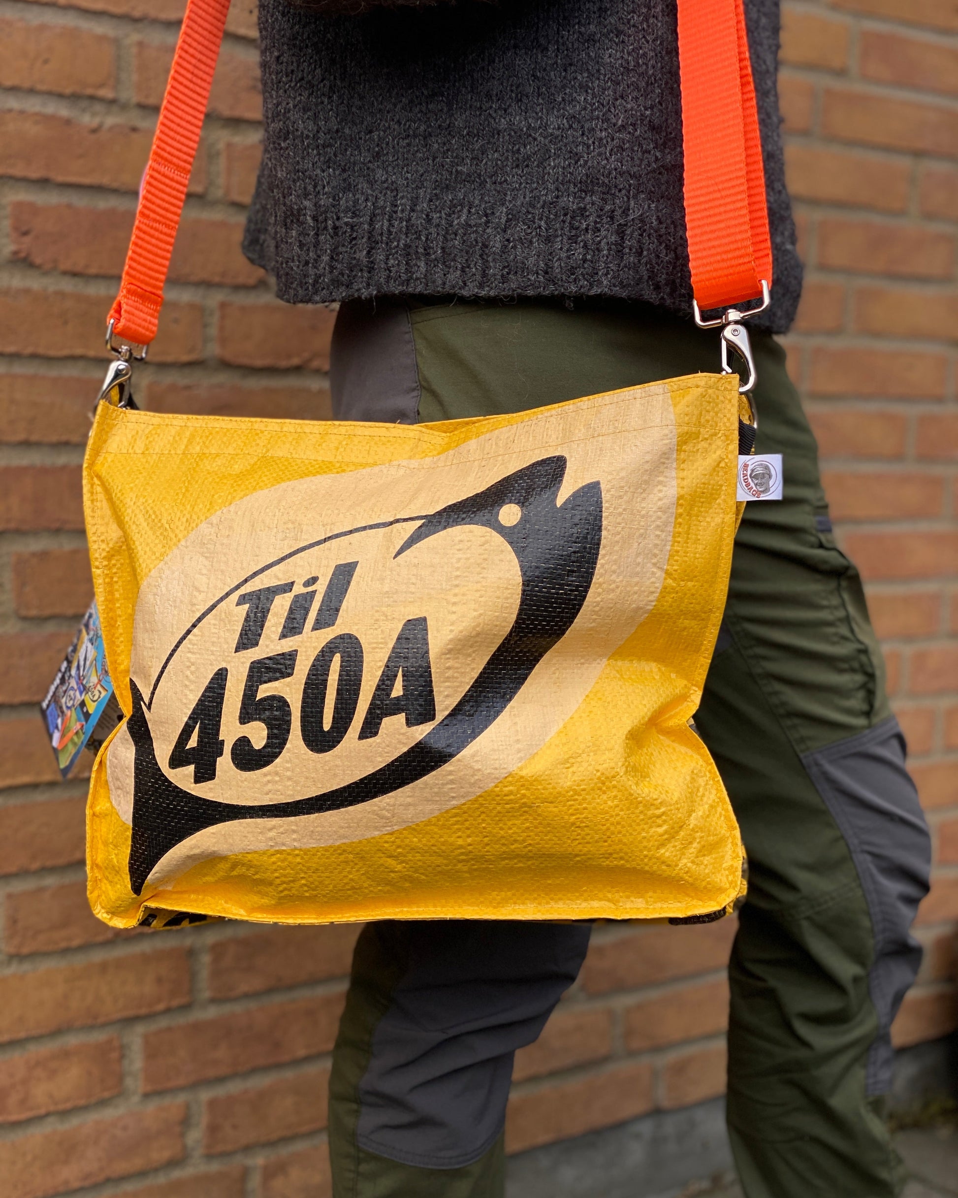 Skuldertaske i genanvendte materialer