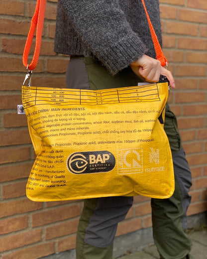 Skuldertaske i genbrugte materialer