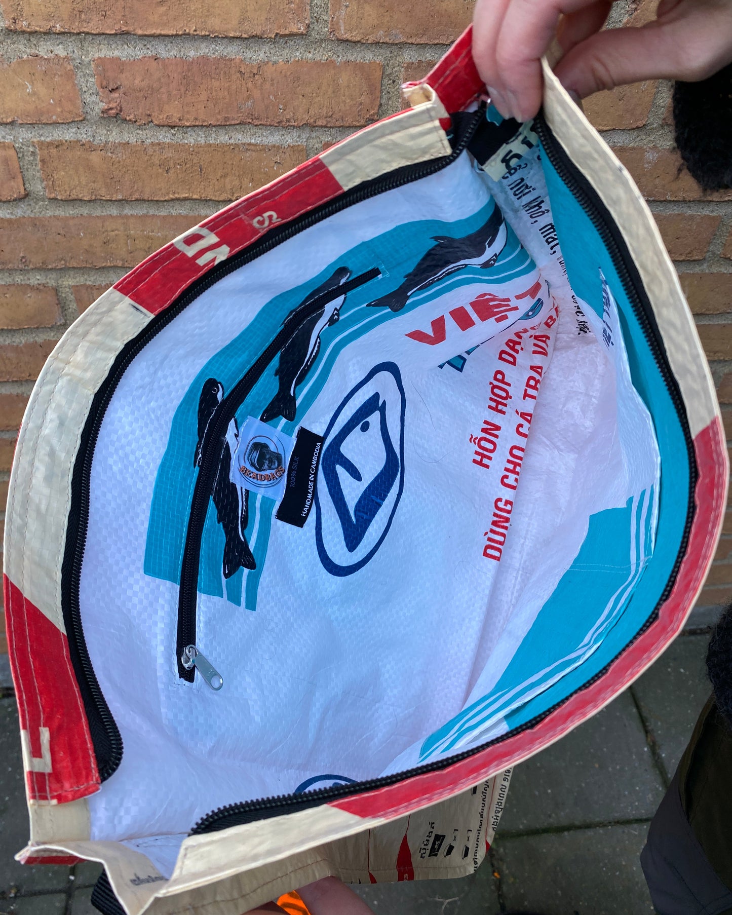 skuldertaske i genbrugte materialer