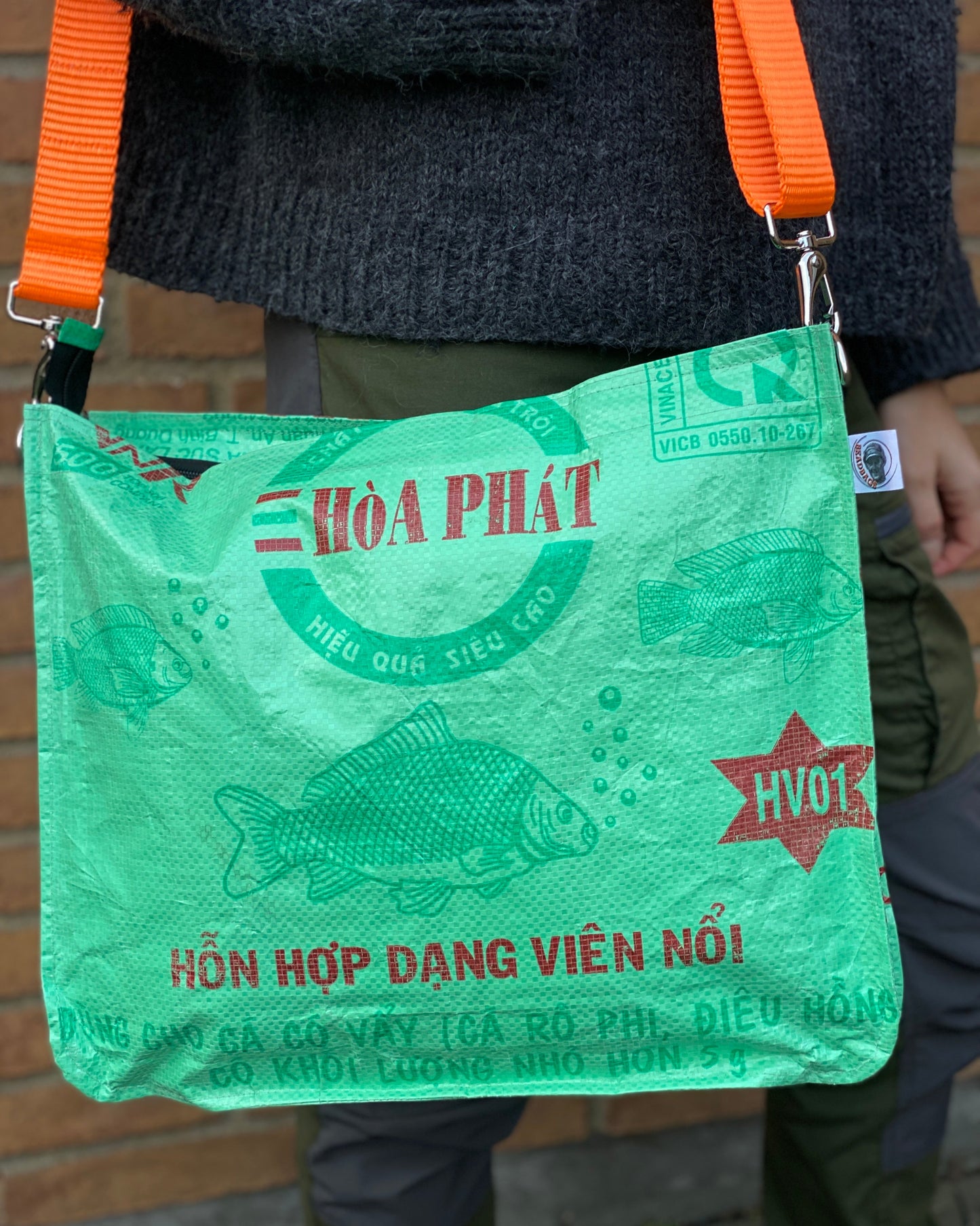 Skuldertaske i genbrugte materialer