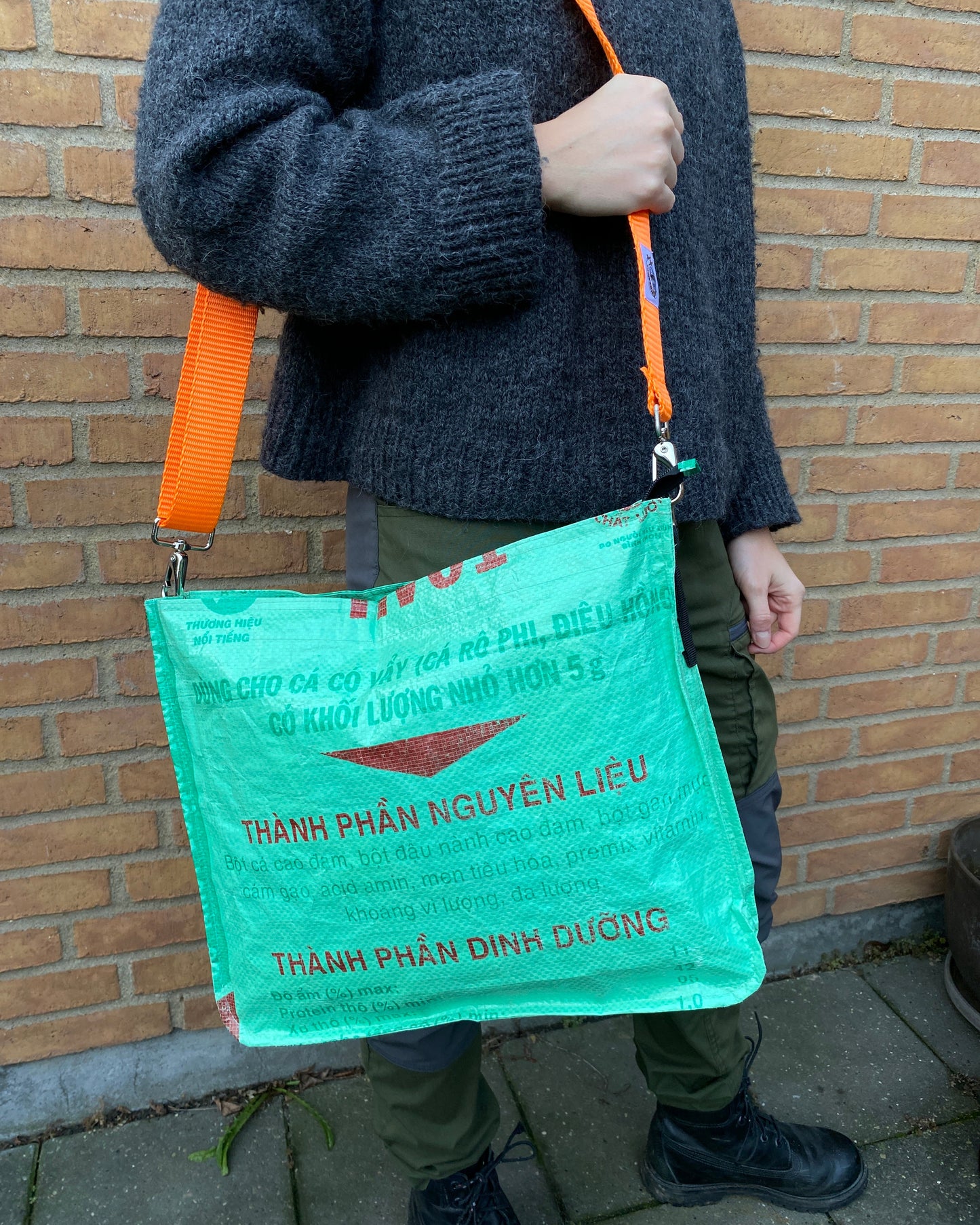 Skuldertaske i genbrugte materialer