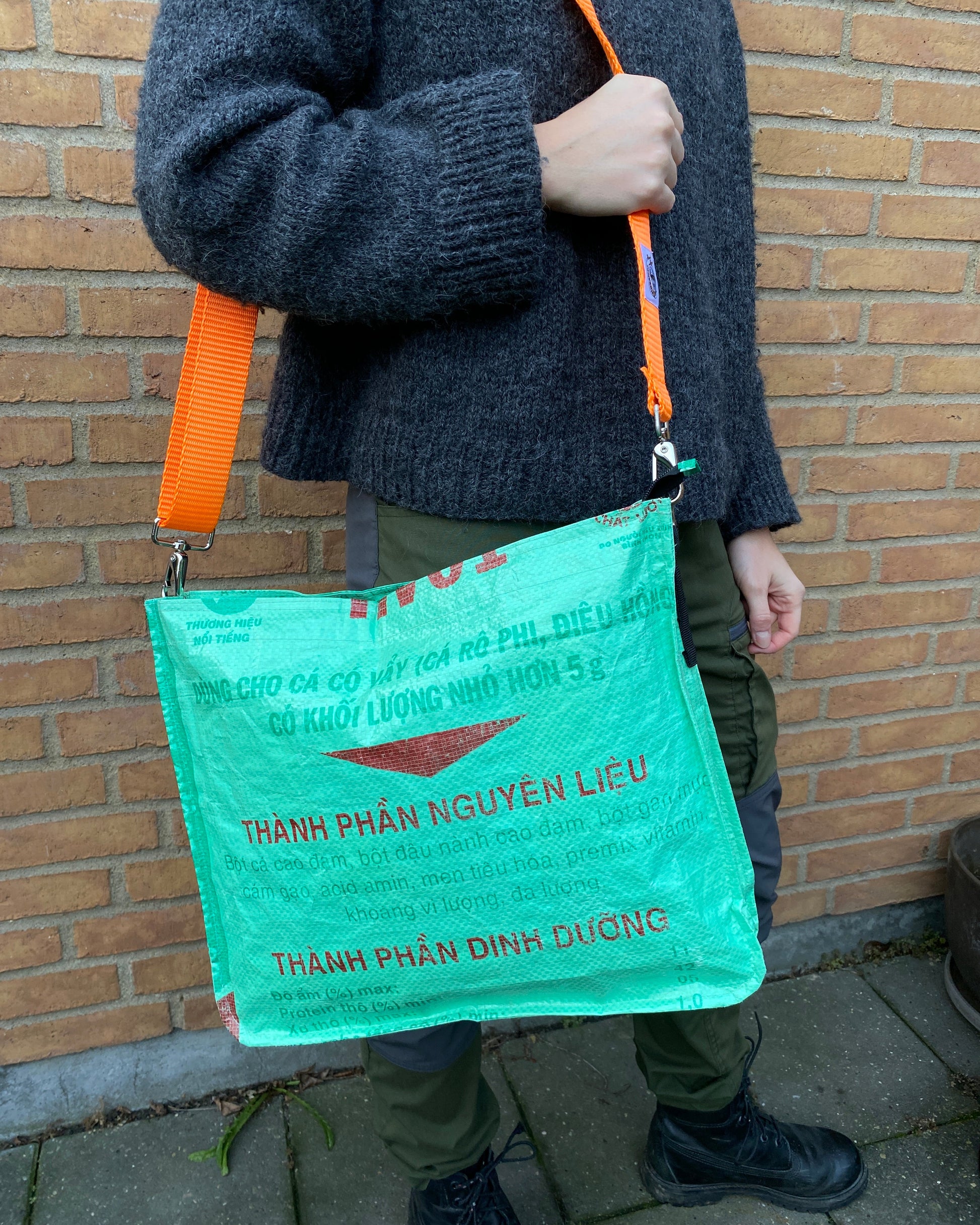 Skuldertaske i genbrugte materialer