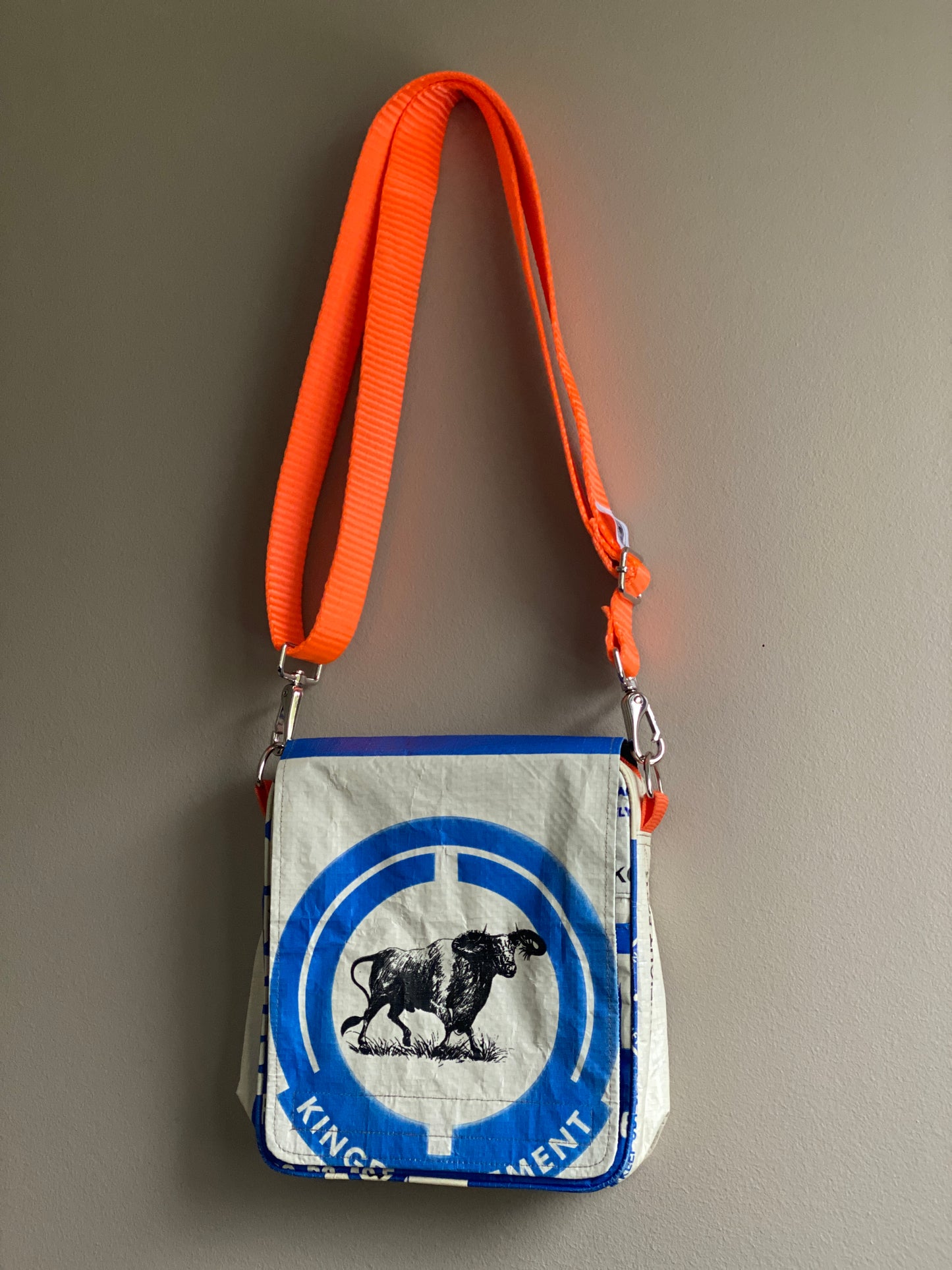 Skuldertaske i genbrugte materialer