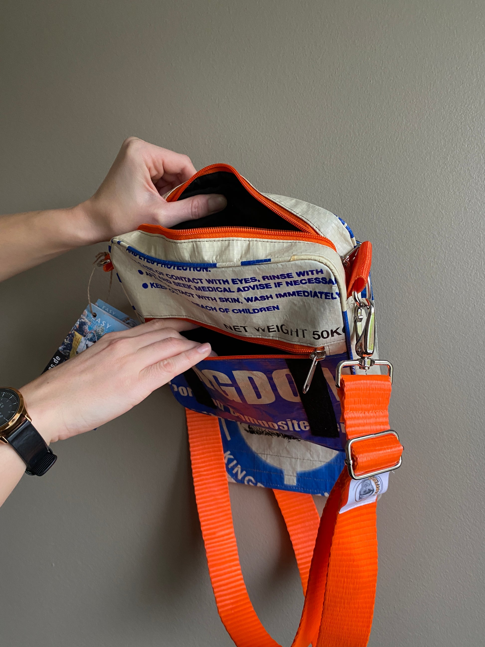 Skuldertaske i genbrugte materialer