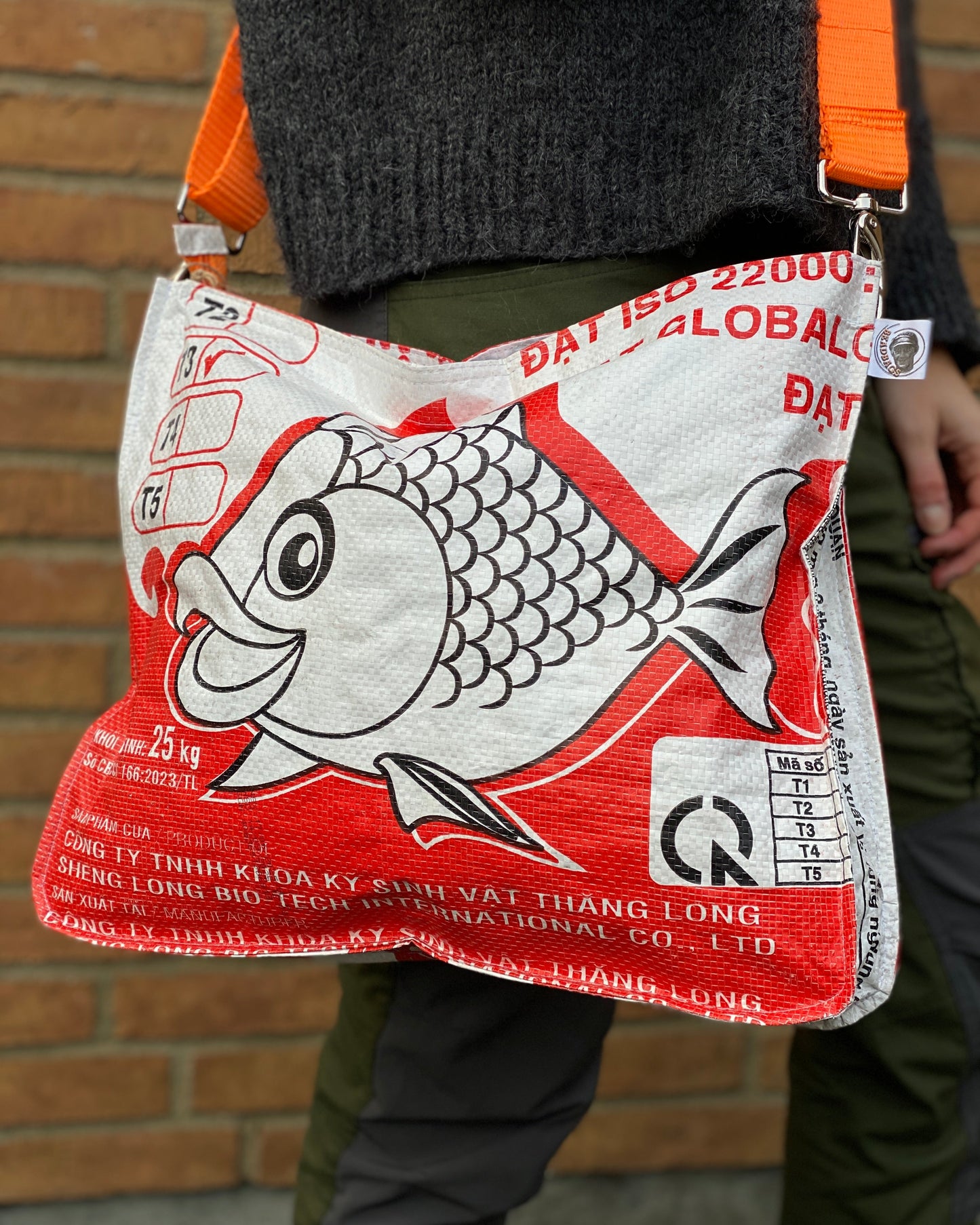 Skuldertraske i genbrugte materialer