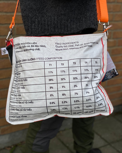 skuldertaske i genbrugte materialer