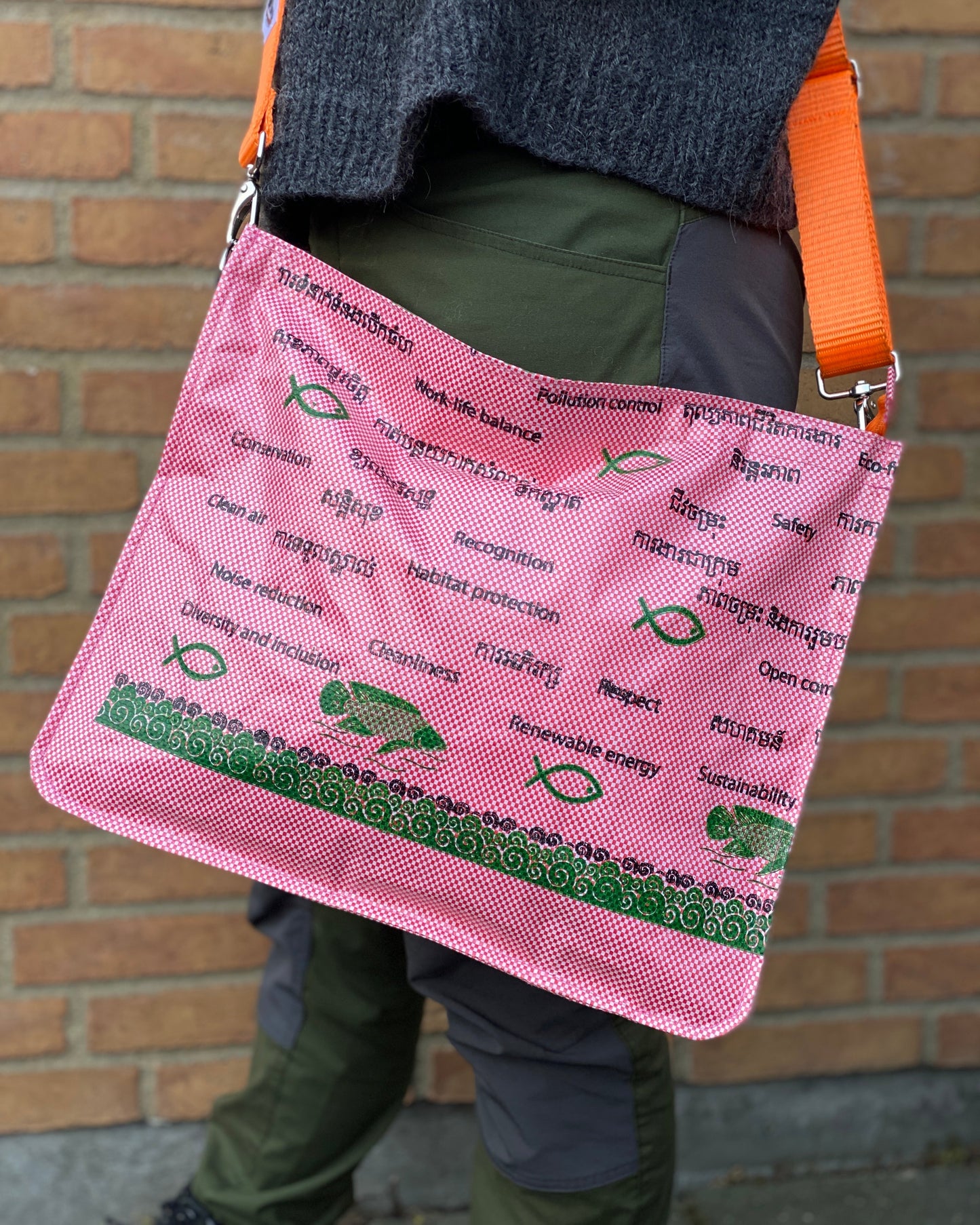 skuldertaske i genbrugte materialer