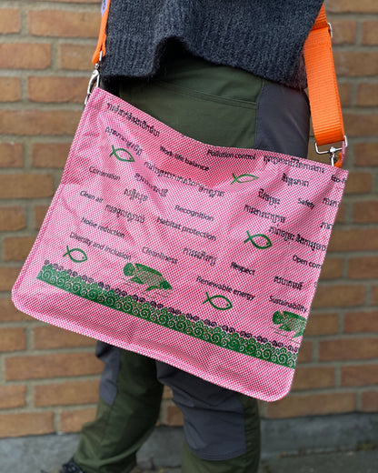 skuldertaske i genbrugte materialer