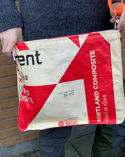 skuldertaske i genbrugte materialer