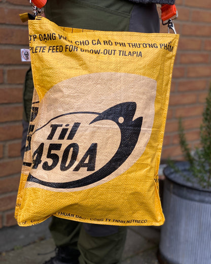 Skulder og indkøbstaske i genbrugte materialer