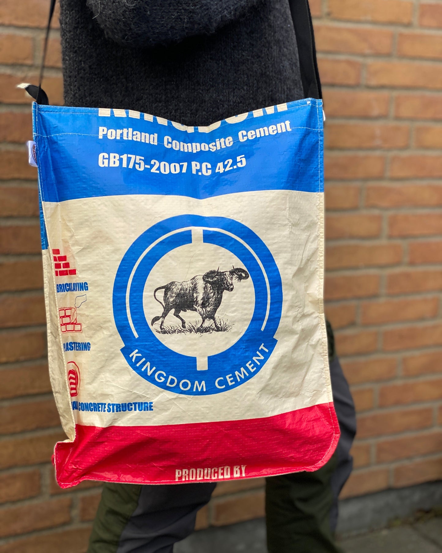 Skulder og indkøbstaske i genbrugte materialer