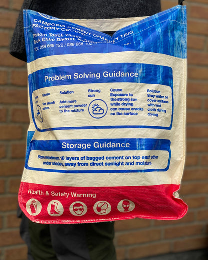 Skulder og indkøbstaske i genbrugte materialer