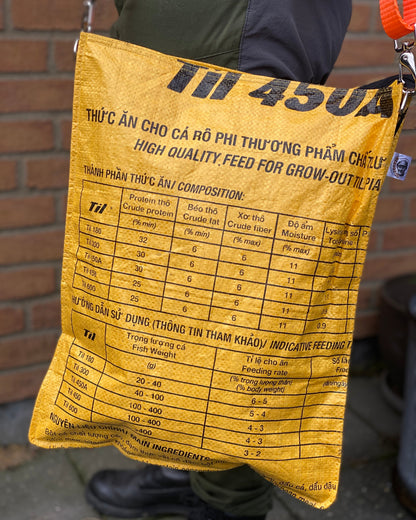 Universal taske i genbrugte materialer