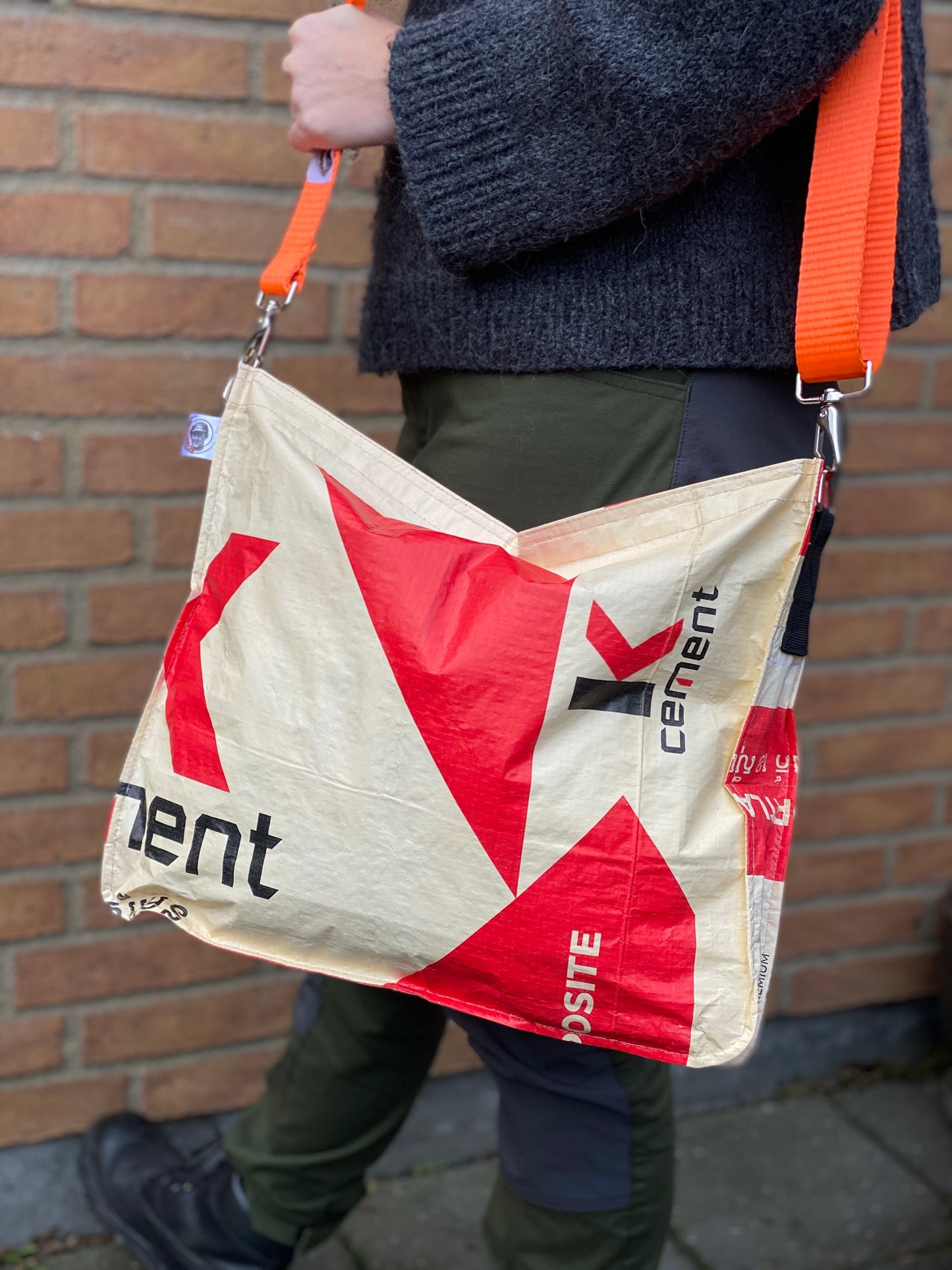 skuldertaske i genbrugte materialer